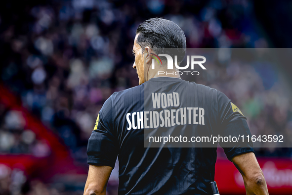 Referee Serdar Gozubuyuk wears a shirt with the word 'SCHEIDSRECHTER' during the match between Feyenoord and Twente at the Feyenoord stadium...