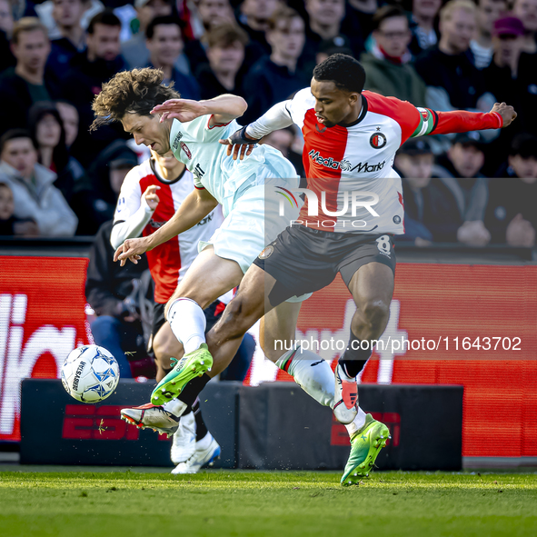 FC Twente forward Sam Lammers and Feyenoord Rotterdam midfielder Quinten Timber play during the match between Feyenoord and Twente at the Fe...