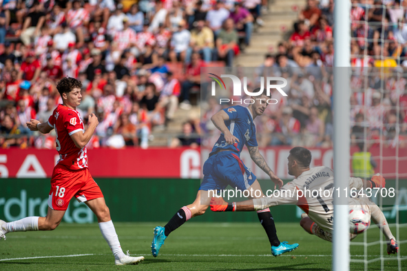 Oihan Sancet of Athletic Club de Bilbao is in action during the LaLiga EA Sports match between Girona FC and Athletic Club de Bilbao at Mont...