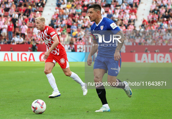 Alex Berenguer plays during the match between Girona FC and Athletic Club, corresponding to week 9 of LaLiga EA Sport, at the Montilivi Stad...