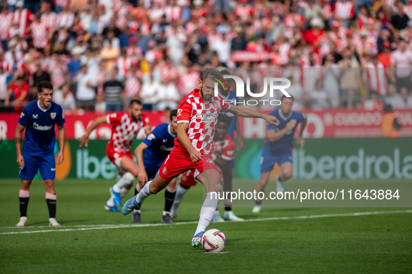 Cristhian Stuani of Girona FC is in action during the LaLiga EA Sports match between Girona FC and Athletic Club de Bilbao at Montilivi Stad...