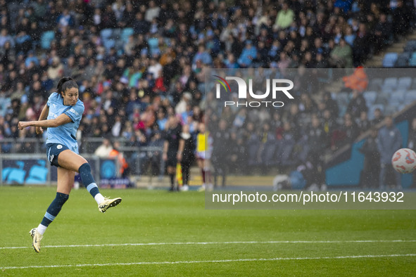 Laia Aleixandri #4 of Manchester City W.F.C. takes a shot at goal during the Barclays FA Women's Super League match between Manchester City...