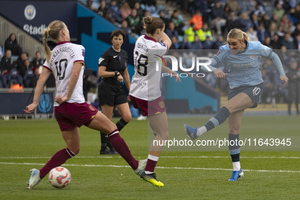 Jill Roord #10 of Manchester City W.F.C. takes a shot at goal during the Barclays FA Women's Super League match between Manchester City and...