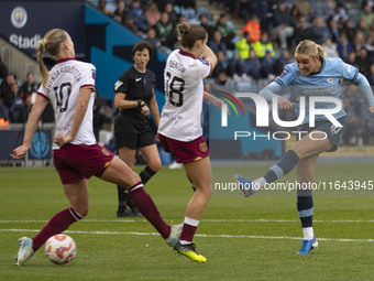 Jill Roord #10 of Manchester City W.F.C. takes a shot at goal during the Barclays FA Women's Super League match between Manchester City and...