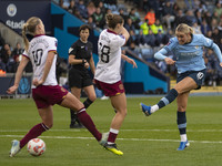 Jill Roord #10 of Manchester City W.F.C. takes a shot at goal during the Barclays FA Women's Super League match between Manchester City and...