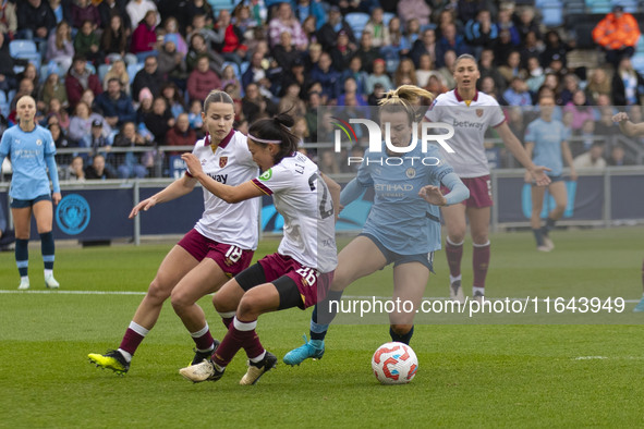 Lauren Hemp #11 of Manchester City W.F.C. is challenged by Li Mengwen #26 of West Ham United F.C. during the Barclays FA Women's Super Leagu...