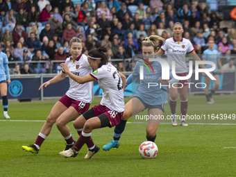 Lauren Hemp #11 of Manchester City W.F.C. is challenged by Li Mengwen #26 of West Ham United F.C. during the Barclays FA Women's Super Leagu...