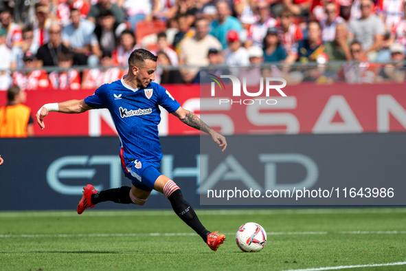 Alex Berenguer of Athletic Club de Bilbao is in action during the LaLiga EA Sports match between Girona FC and Athletic Club de Bilbao at Mo...