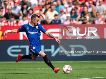 Alex Berenguer of Athletic Club de Bilbao is in action during the LaLiga EA Sports match between Girona FC and Athletic Club de Bilbao at Mo...