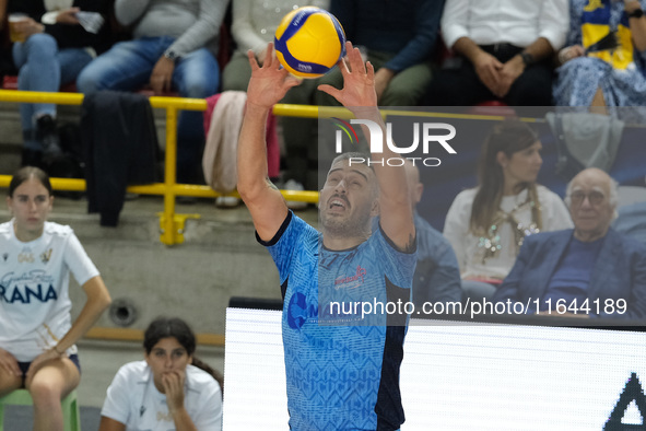 Michele Baranowicz of Cisterna Volley sets during the match between Rana Verona and Cisterna Volley in the regular season of the SuperLega I...