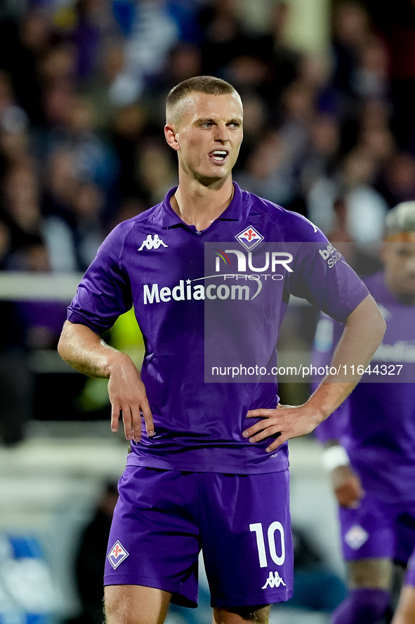 Albert Gudmundsson of ACF Fiorentina reacts during the Serie A Enilive match between ACF Fiorentina and AC Milan at Stadio Artemio Franchi o...