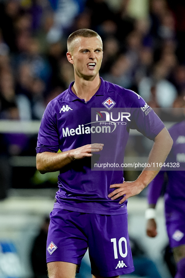 Albert Gudmundsson of ACF Fiorentina reacts during the Serie A Enilive match between ACF Fiorentina and AC Milan at Stadio Artemio Franchi o...