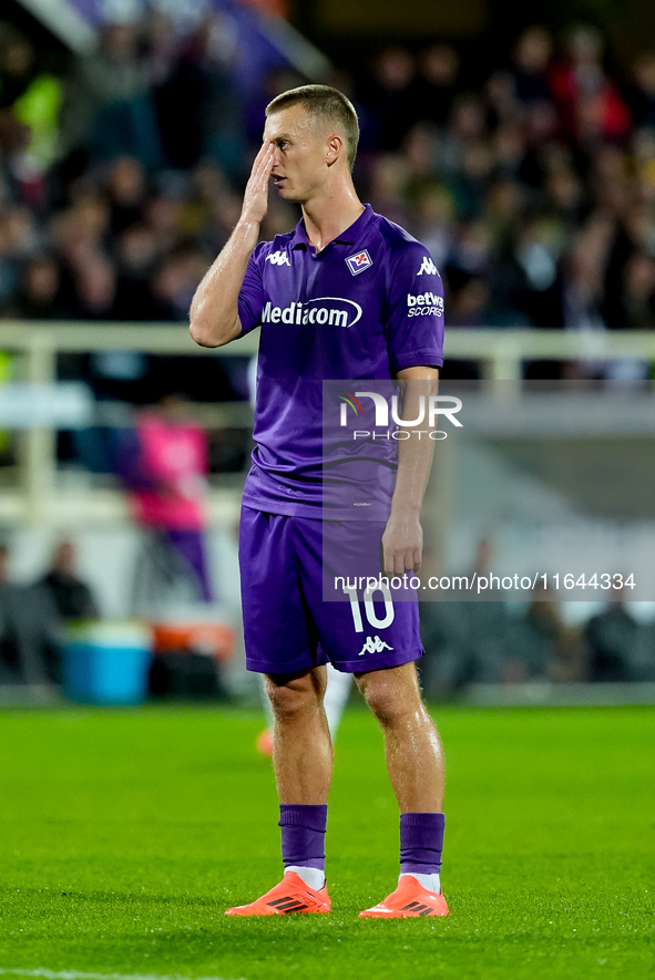 Albert Gudmundsson of ACF Fiorentina looks dejected during the Serie A Enilive match between ACF Fiorentina and AC Milan at Stadio Artemio F...