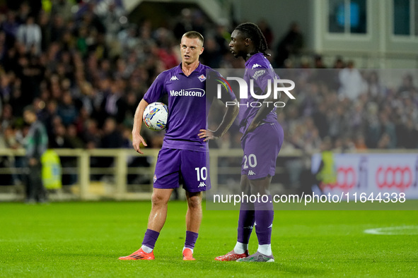 Albert Gudmundsson of ACF Fiorentina talks to Moise Kean of ACF Fiorentina during the Serie A Enilive match between ACF Fiorentina and AC Mi...