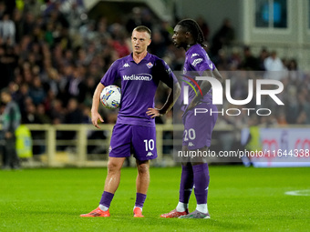 Albert Gudmundsson of ACF Fiorentina talks to Moise Kean of ACF Fiorentina during the Serie A Enilive match between ACF Fiorentina and AC Mi...