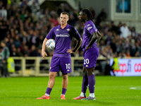 Albert Gudmundsson of ACF Fiorentina talks to Moise Kean of ACF Fiorentina during the Serie A Enilive match between ACF Fiorentina and AC Mi...