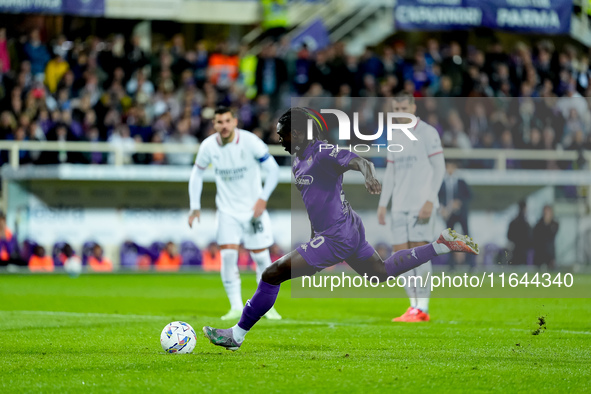 Moise Kean of ACF Fiorentina misses the penalty kick during the Serie A Enilive match between ACF Fiorentina and AC Milan at Stadio Artemio...