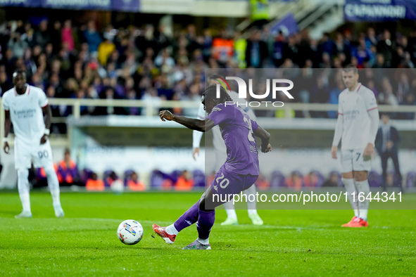 Moise Kean of ACF Fiorentina misses the penalty kick during the Serie A Enilive match between ACF Fiorentina and AC Milan at Stadio Artemio...