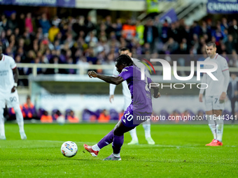 Moise Kean of ACF Fiorentina misses the penalty kick during the Serie A Enilive match between ACF Fiorentina and AC Milan at Stadio Artemio...