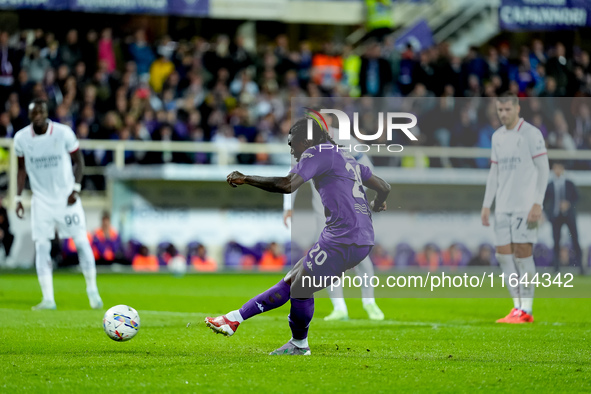 Moise Kean of ACF Fiorentina misses the penalty kick during the Serie A Enilive match between ACF Fiorentina and AC Milan at Stadio Artemio...