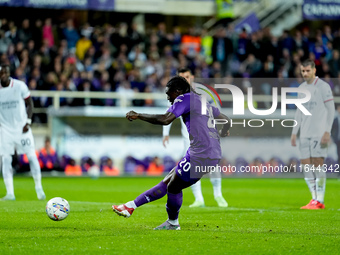 Moise Kean of ACF Fiorentina misses the penalty kick during the Serie A Enilive match between ACF Fiorentina and AC Milan at Stadio Artemio...