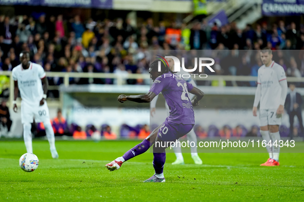 Moise Kean of ACF Fiorentina misses the penalty kick during the Serie A Enilive match between ACF Fiorentina and AC Milan at Stadio Artemio...