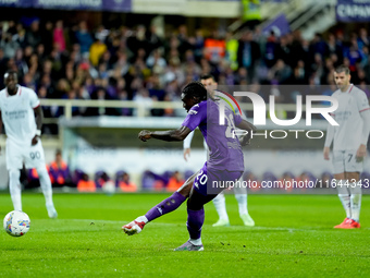 Moise Kean of ACF Fiorentina misses the penalty kick during the Serie A Enilive match between ACF Fiorentina and AC Milan at Stadio Artemio...