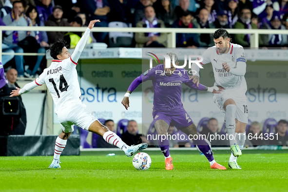 Dodo of ACF Fiorentina is challenged by Tijjani Reijnders of AC Milan and Theo Hernandez of AC Milan during the Serie A Enilive match betwee...