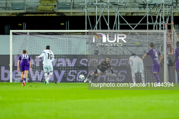 David De Gea of ACF Fiorentina saves the penalty kick of Theo Hernandez of AC Milan during the Serie A Enilive match between ACF Fiorentina...