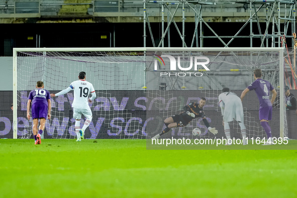 David De Gea of ACF Fiorentina saves the penalty kick of Theo Hernandez of AC Milan during the Serie A Enilive match between ACF Fiorentina...