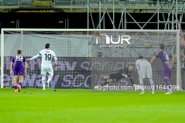 David De Gea of ACF Fiorentina saves the penalty kick of Theo Hernandez of AC Milan during the Serie A Enilive match between ACF Fiorentina...