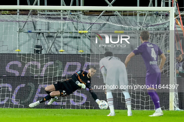 David De Gea of ACF Fiorentina saves the penalty kick of Theo Hernandez of AC Milan during the Serie A Enilive match between ACF Fiorentina...