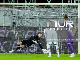 David De Gea of ACF Fiorentina saves the penalty kick of Theo Hernandez of AC Milan during the Serie A Enilive match between ACF Fiorentina...