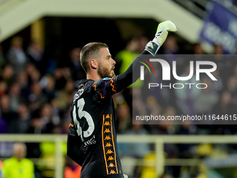 David De Gea of ACF Fiorentina gestures during the Serie A Enilive match between ACF Fiorentina and AC Milan at Stadio Artemio Franchi on Oc...