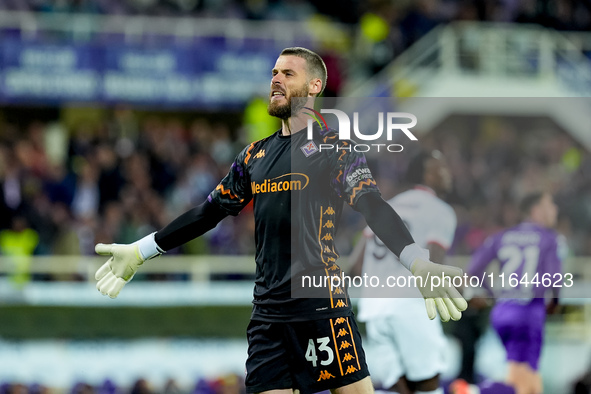 David De Gea of ACF Fiorentina celebrates after saving the secon penalty kick of the match during the Serie A Enilive match between ACF Fior...