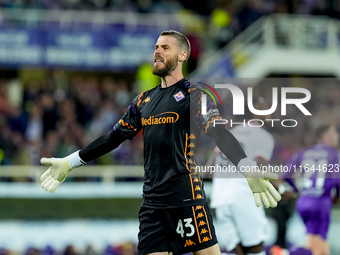 David De Gea of ACF Fiorentina celebrates after saving the secon penalty kick of the match during the Serie A Enilive match between ACF Fior...