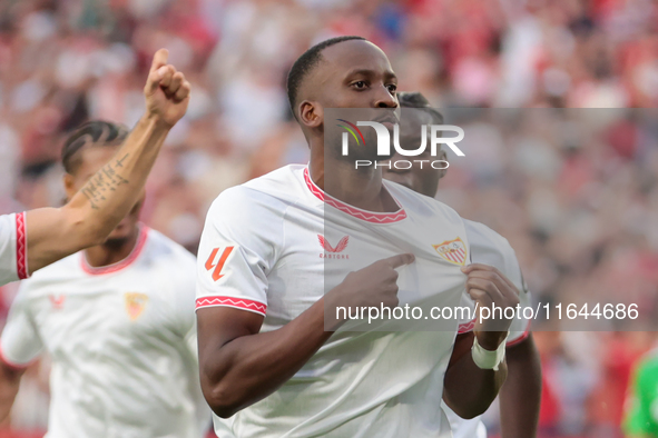 Dodi Lukebakio of Sevilla FC celebrates a goal during the La Liga EA Sports match between Sevilla FC and Real Betis at Sanchez Pizjuan in Se...