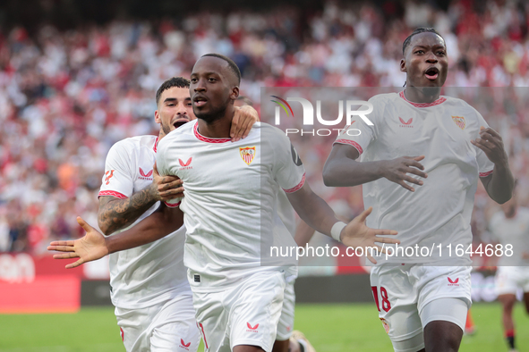 Dodi Lukebakio of Sevilla FC celebrates a goal during the La Liga EA Sports match between Sevilla FC and Real Betis at Sanchez Pizjuan in Se...