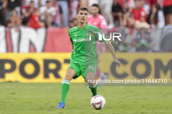 Diego Llorente of Real Betis passes the ball during the La Liga EA Sports match between Sevilla FC and Real Betis at Sanchez Pizjuan in Sevi...