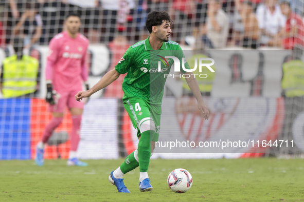 Johnny Cardoso of Real Betis controls the ball during the La Liga EA Sports match between Sevilla FC and Real Betis at Sanchez Pizjuan in Se...