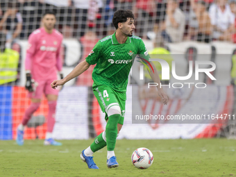 Johnny Cardoso of Real Betis controls the ball during the La Liga EA Sports match between Sevilla FC and Real Betis at Sanchez Pizjuan in Se...