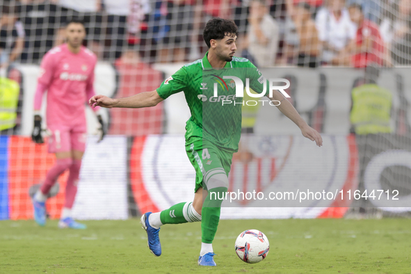 Johnny Cardoso of Real Betis controls the ball during the La Liga EA Sports match between Sevilla FC and Real Betis at Sanchez Pizjuan in Se...