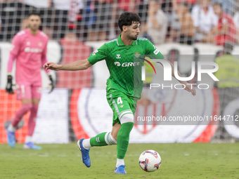 Johnny Cardoso of Real Betis controls the ball during the La Liga EA Sports match between Sevilla FC and Real Betis at Sanchez Pizjuan in Se...