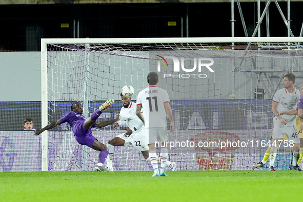 Moise Kean of ACF Fiorentina tries to score with a bicycle kick during the Serie A Enilive match between ACF Fiorentina and AC Milan at Stad...