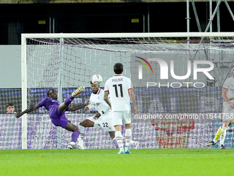 Moise Kean of ACF Fiorentina tries to score with a bicycle kick during the Serie A Enilive match between ACF Fiorentina and AC Milan at Stad...