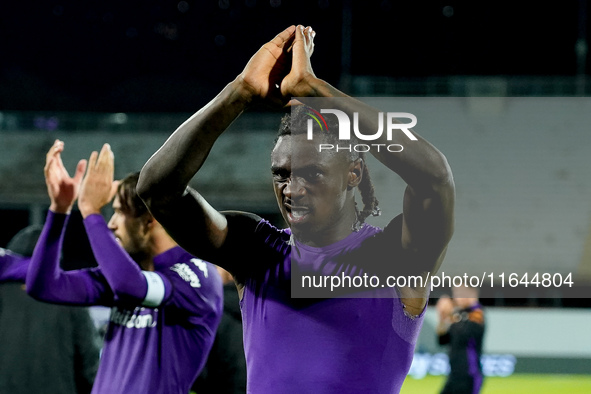 Moise Kean of ACF Fiorentina applauds supporters at the end of the Serie A Enilive match between ACF Fiorentina and AC Milan at Stadio Artem...