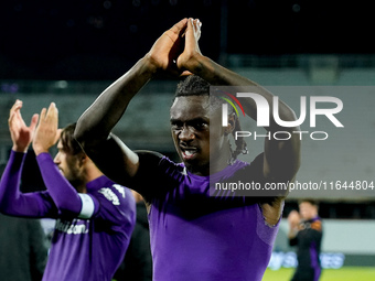 Moise Kean of ACF Fiorentina applauds supporters at the end of the Serie A Enilive match between ACF Fiorentina and AC Milan at Stadio Artem...