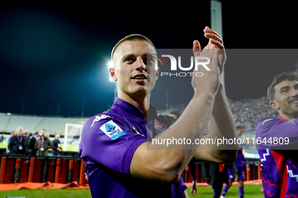 Albert Gudmundsson of ACF Fiorentina celebrates the victory at the end of the Serie A Enilive match between ACF Fiorentina and AC Milan at S...