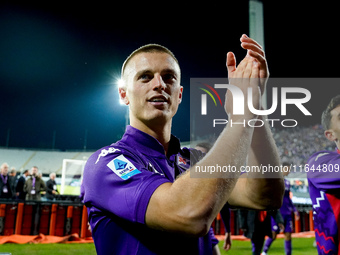 Albert Gudmundsson of ACF Fiorentina celebrates the victory at the end of the Serie A Enilive match between ACF Fiorentina and AC Milan at S...