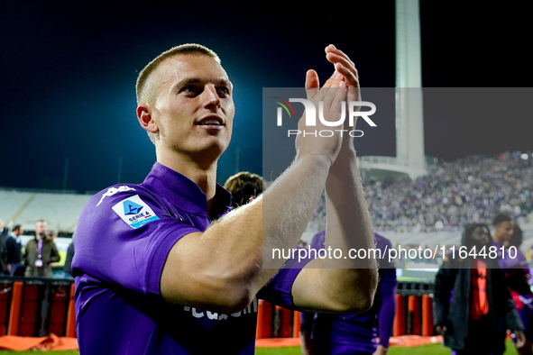 Albert Gudmundsson of ACF Fiorentina celebrates the victory at the end of the Serie A Enilive match between ACF Fiorentina and AC Milan at S...